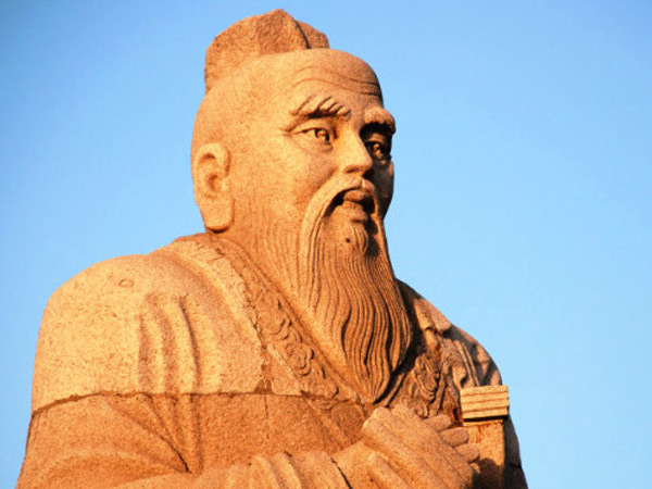 Estatua de Confucio, inspiración educativa