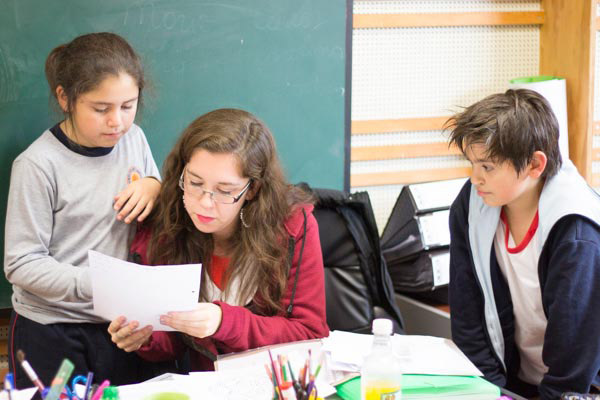 Profesora con alumnos en actividades afterschool