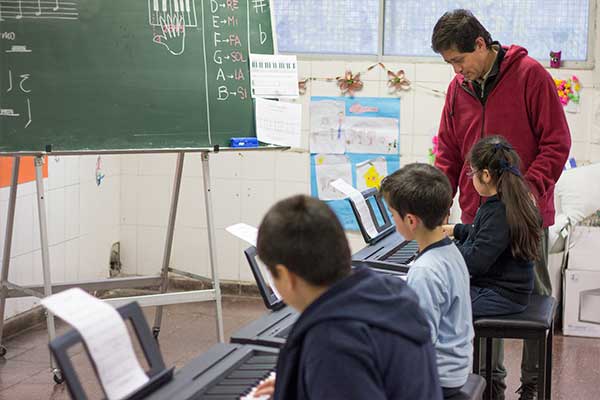 Estudiante practicando piano